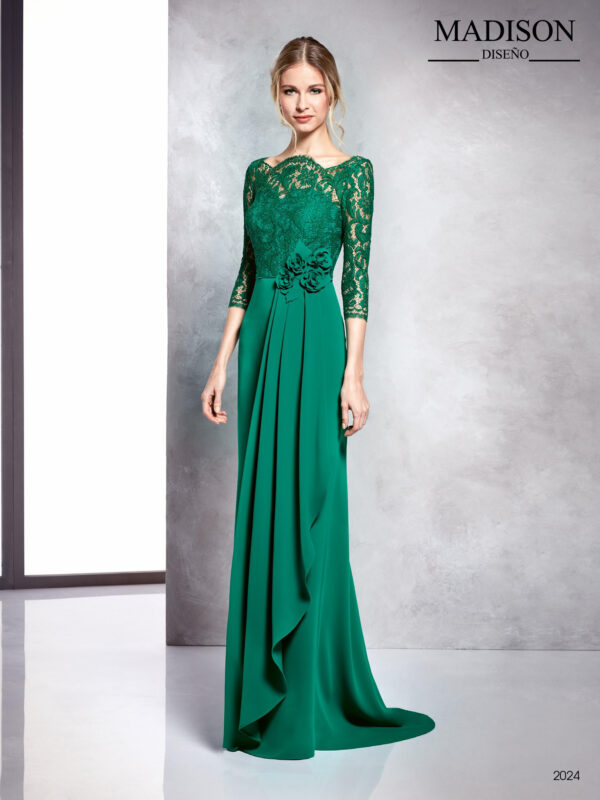 Vestido largo verde esmeralda con manga tres cuartos y escote ilusión con encaje