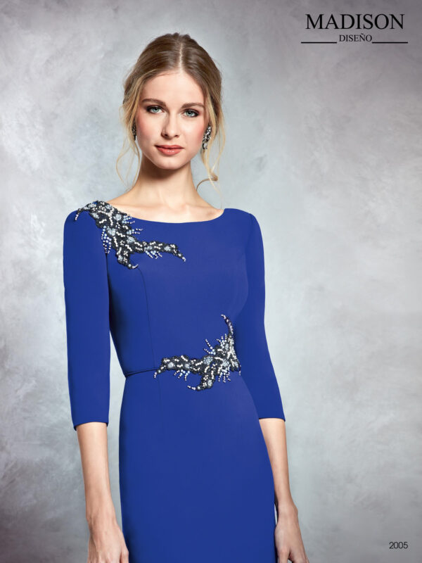 Vestido liso largo en crepe azul con con aplicación de cristal en cintura